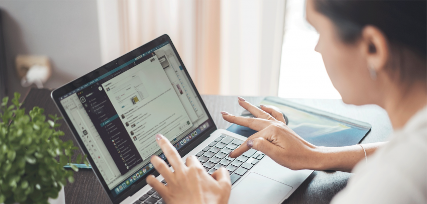 foto lavoro agile Persona che lavora al portatile su una scrivania