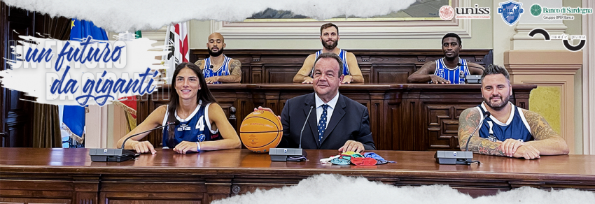 foto slider dinamo un futuro da giganti Giocatori della Dinamo basket seduti in Aula Magna insieme al Rettore Gavino Mariotti