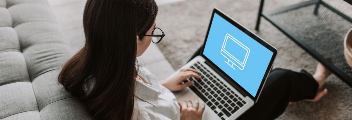 Ragazza al computer che studia
