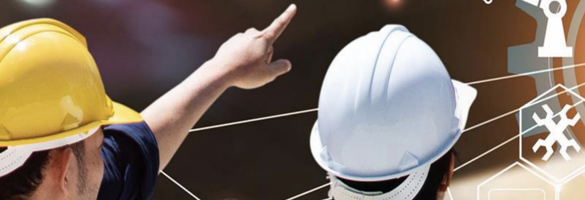 Operai con caschetti protettivi all&#039;opera in cantiere
