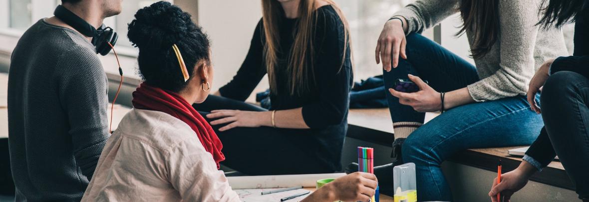 Studenti che discutono davanti a un progetto su carta